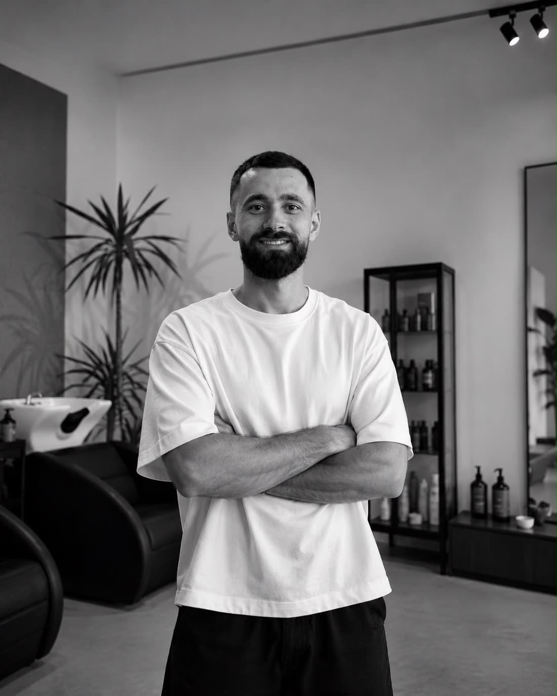 Kulcsár Dávid, hairstylist, în salonul DK Studio din Șimleu Silvaniei