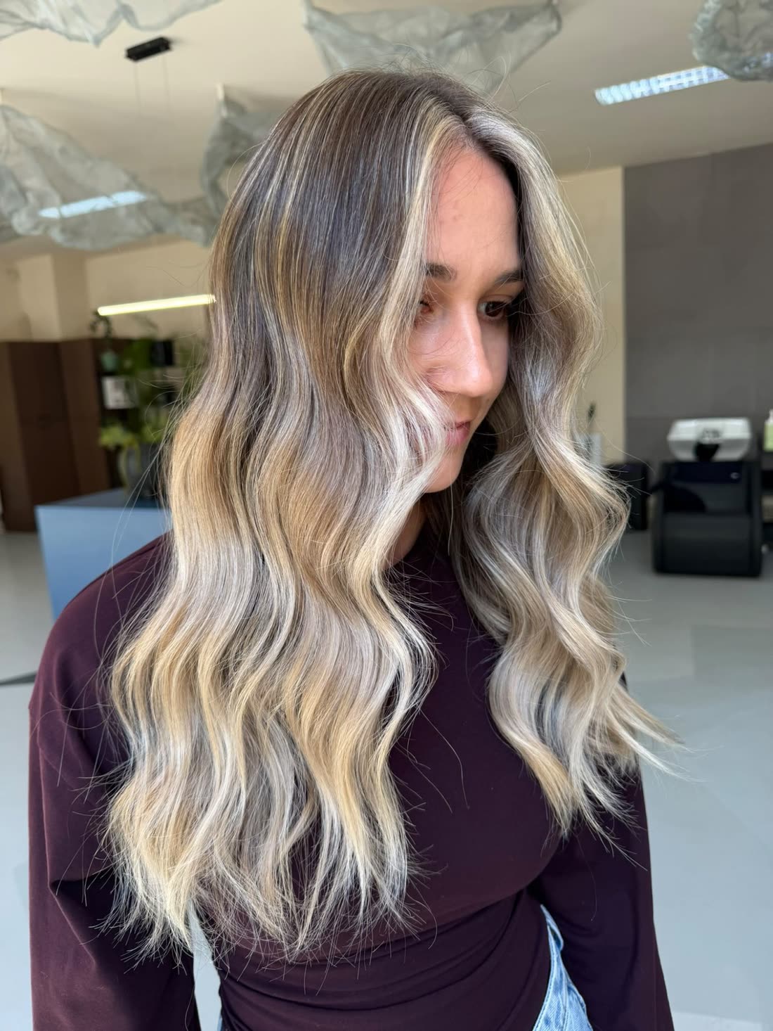 Blond cu valuri ample și rădăcină naturală, lucrat în DK Studio
