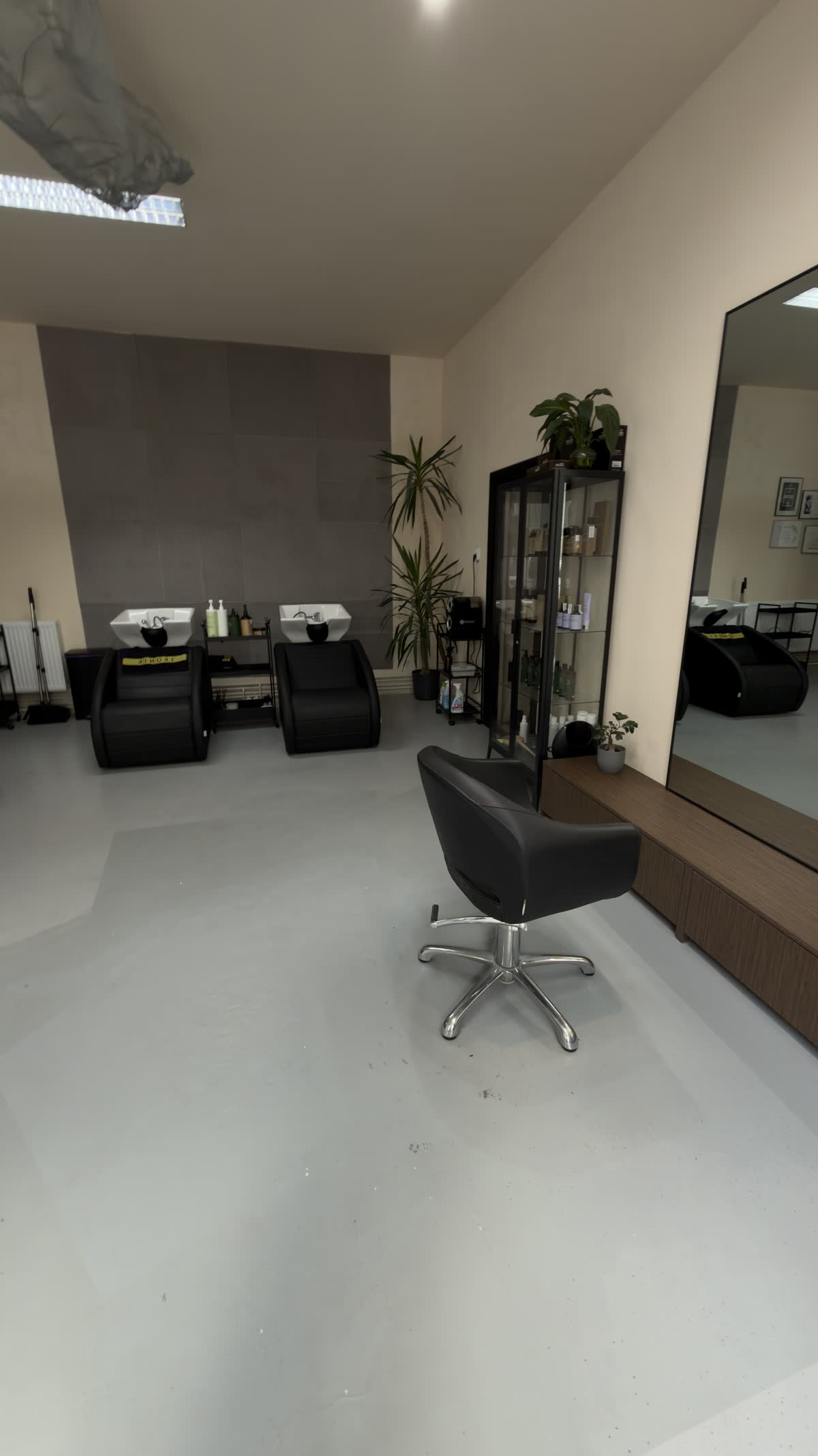 Interiorul salonului DK Studio, postul de lucru cu oglindă
