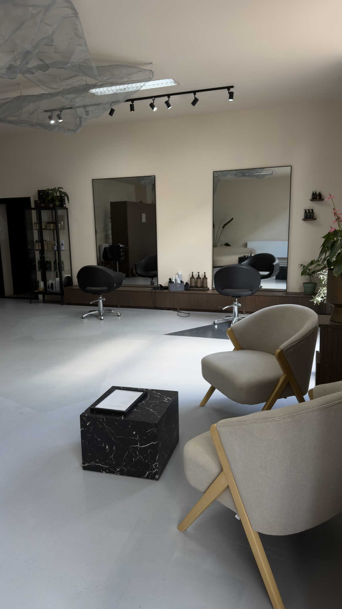 Zona de coafat din DK Studio, lumină naturală