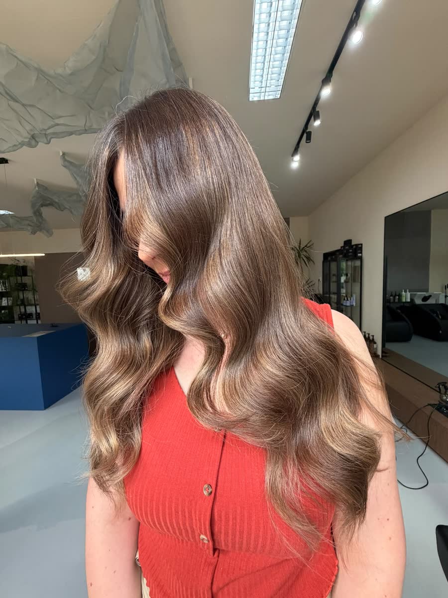 Valuri ample pe bronde cald, lucrate în DK Studio