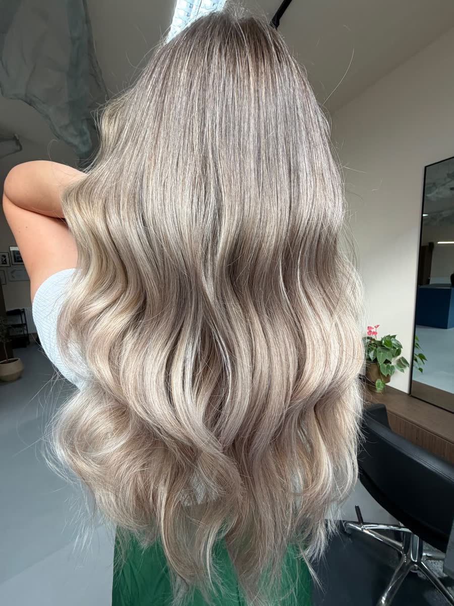Blond rece perlat cu valuri largi, văzut din spate