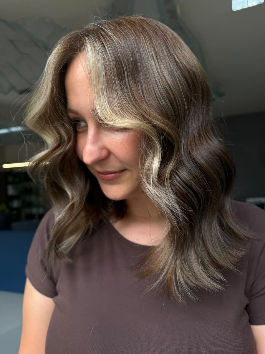 Ondulat amplu pe bronde, portret în salon