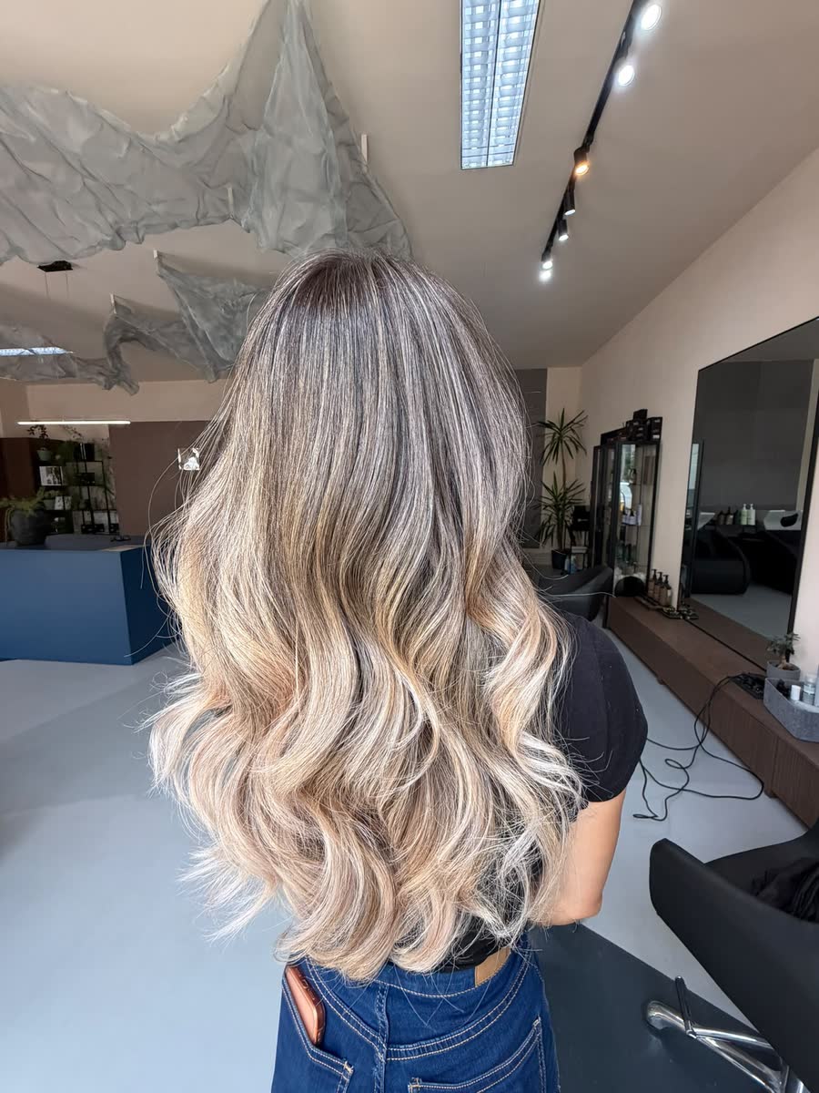 Blond deschis cu valuri bine definite, văzut din spate