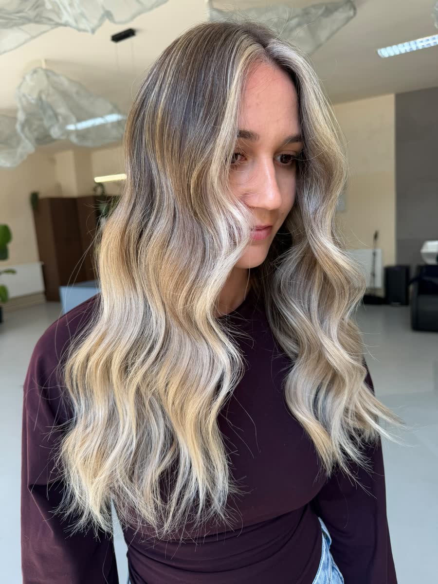Blond luminos cu rădăcină naturală, valuri ample