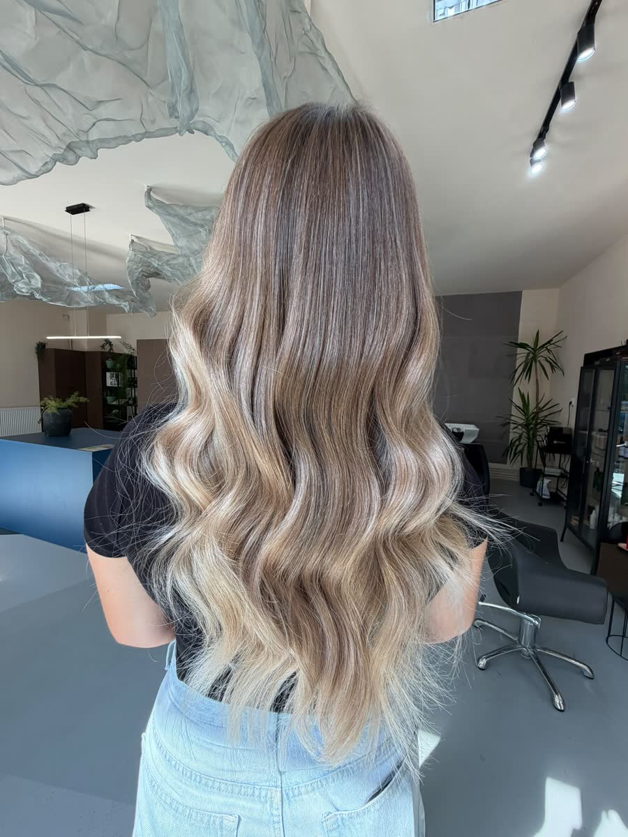 Blond cenușiu pe lungimi, văzut din spate