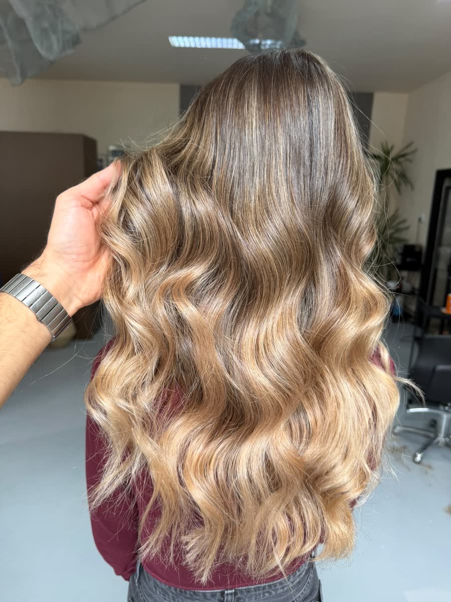 Valuri calde pe blond auriu, finisaj lucios