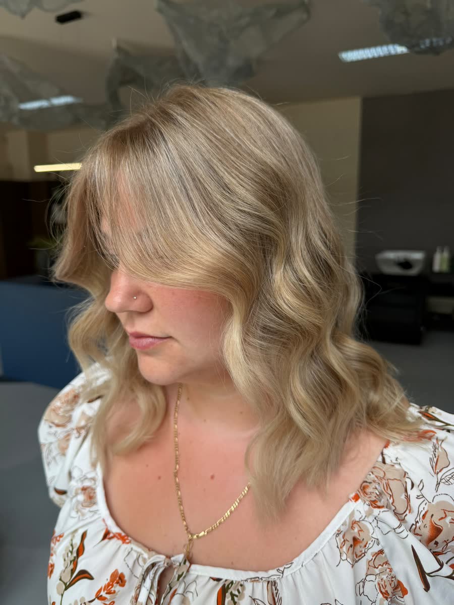 Ondulat moale pe blond natural, portret în salon